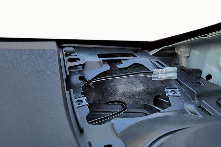 BH10のフロントスピーカー出力の先に、延長用のスピーカーケーブルをつなげて、純正ツイーター取り付け穴まで通した(運転席側)