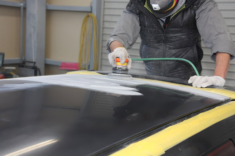 車の屋根を再塗装するための足付け作業