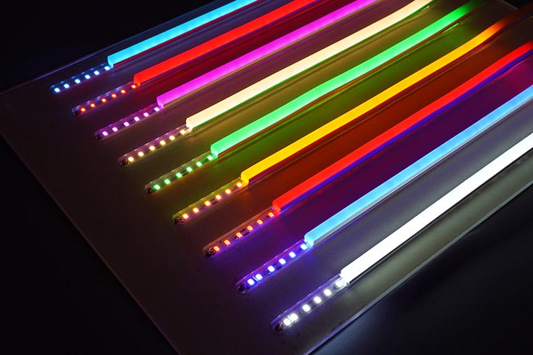 ネオンLED用テープLEDとシリコンカバーを組み合わせて発光させる