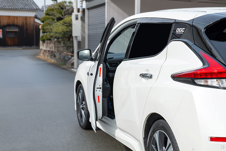 車のドアを開けたところの後部に、リフレクター（反射板）を付ける