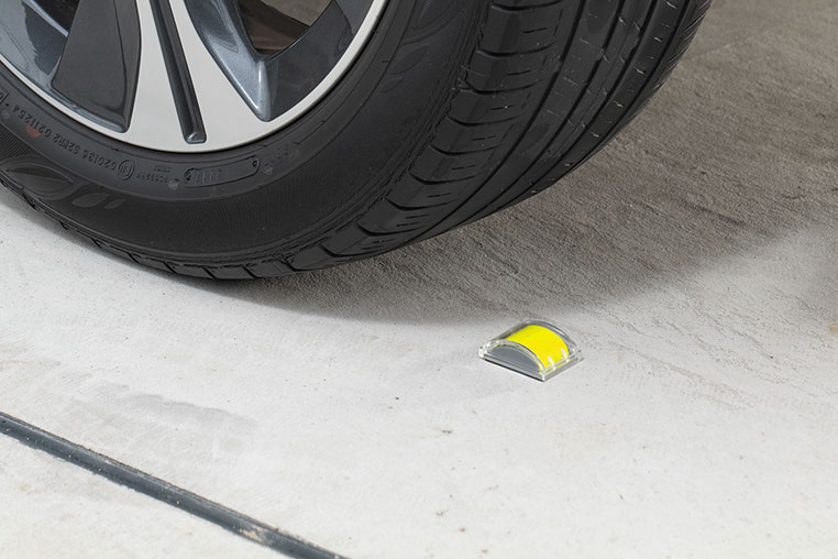 車のタイヤで踏んでも壊れにくいマルチリフレクター