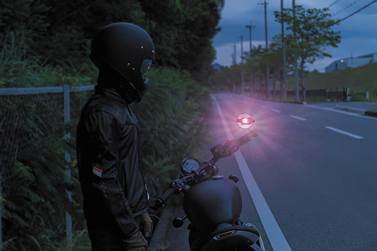 バイクで携行する三角表示板(三角停止板)の代わりになる停止表示灯