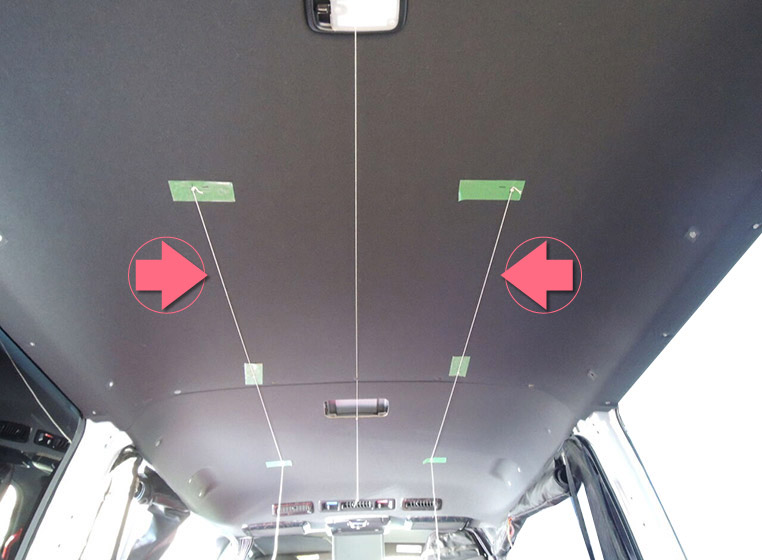 車の天井にセンターラインを1本通せたら、それを基準に左右に平行線を引く