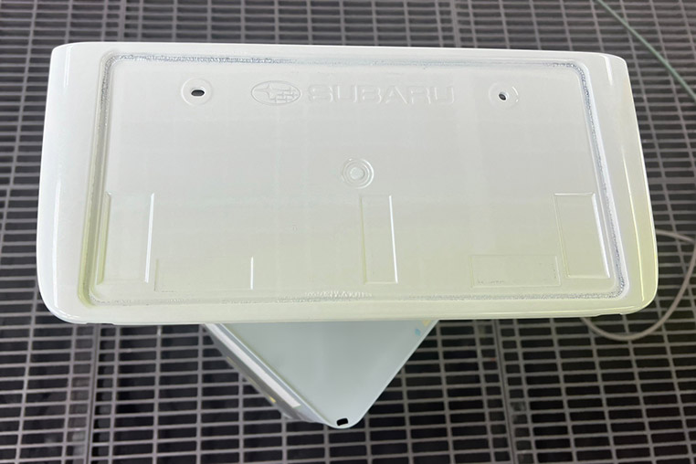 ナンバー枠と塗装(色替え)したもの
