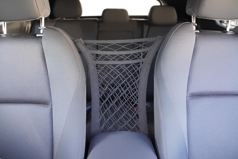 車内収納ポケットを、前席シート間に新設した