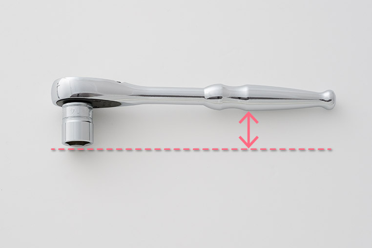 通常のソケットとラチェットハンドルの組み合わせだと、手の入るスペースを確保しにくい