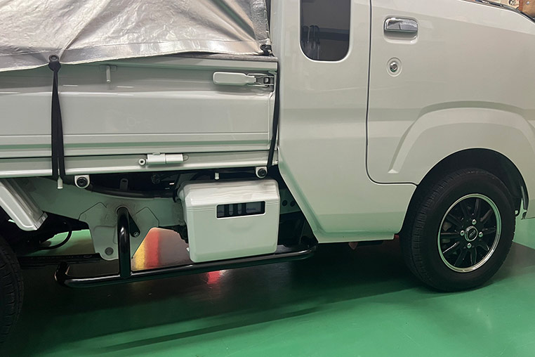 ボディ同色に塗装されたバッテリーカバーを車に取り付けた