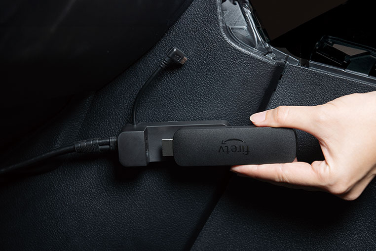 エーモン Smart Install Kitを使って、Amazon FIre TV Stcikを車に取り付けている