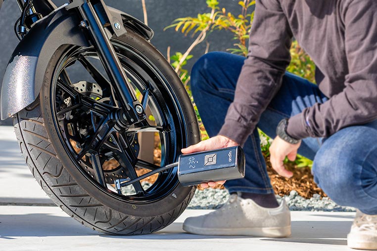 エーモンの電動エアポンプでバイクのタイヤの空気を補充