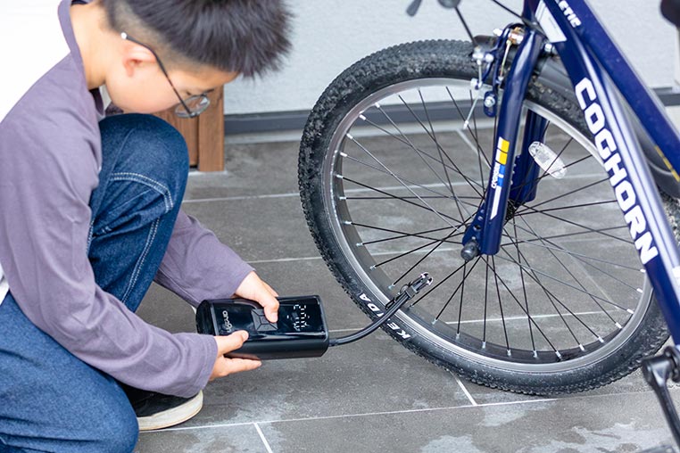 エーモンの電動エアポンプで自転車のタイヤの空気を補充