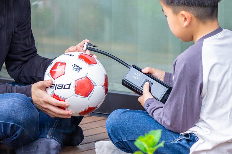 エーモンの電動エアポンプでサッカーボールの空気を補充