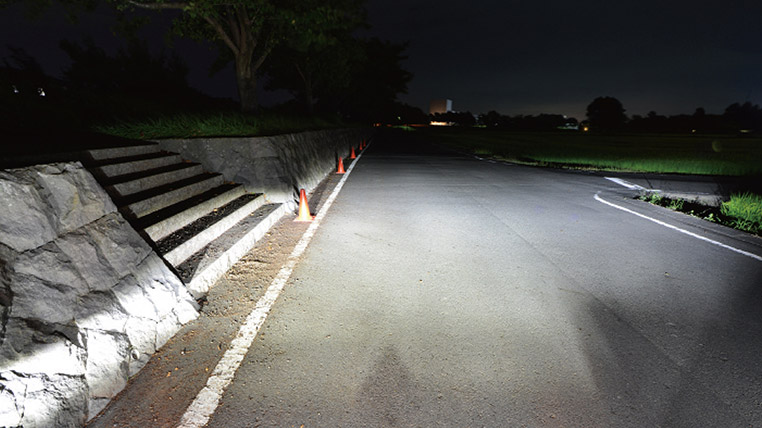 IPF 2色切り替えLEDフォグランプ 白点灯での路面照射