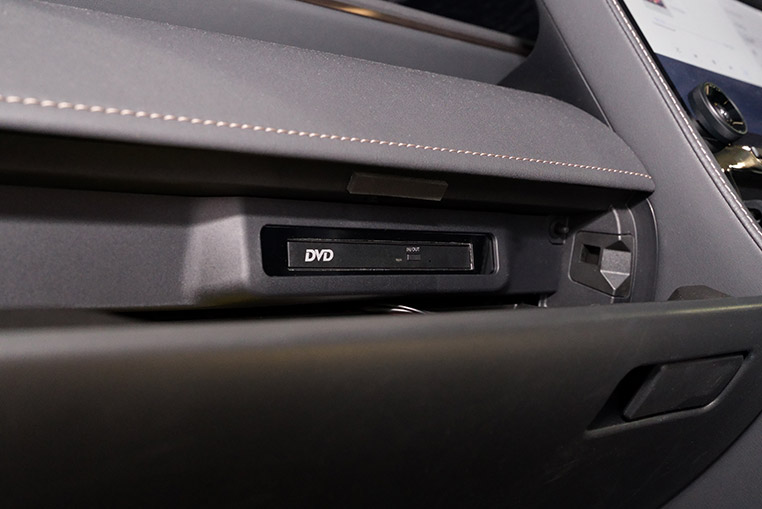 純正風にインストールされた後付けのDVDプレーヤー