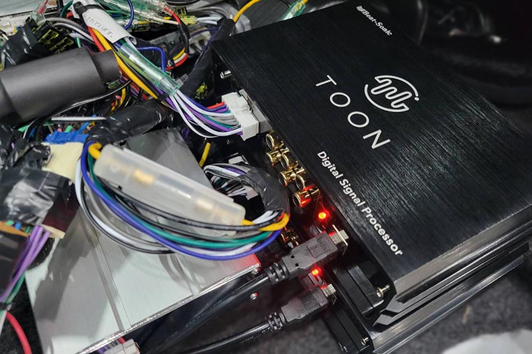 4チャンネルのアンプ内蔵DSP「TOON X DSP」を2基がけ