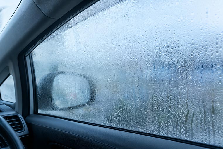 車中泊で結露した窓ガラス