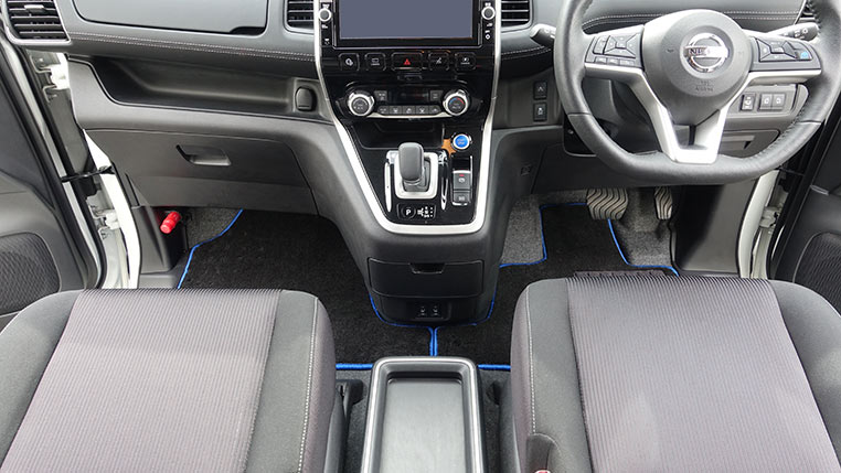 セレナの内装 運転席と助手席の足元