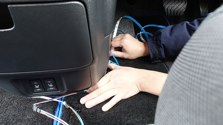 車内中央のコンソールを始点として、運転席側足元にネオピクセルLEDテープを貼っていく