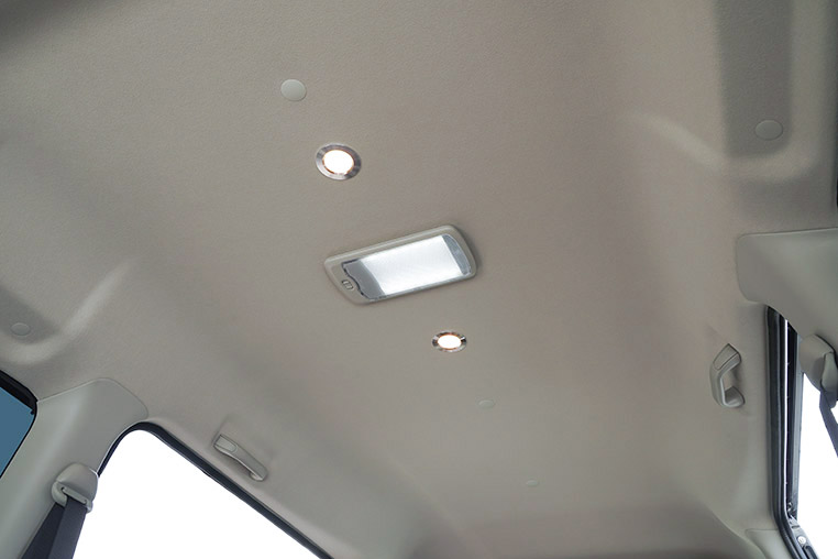 車の天井にLEDダウンライトを取り付けて、ポータブル電源で光らせている