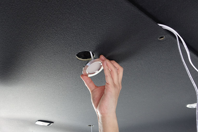 LEDダウンライトの配線を埋め込み用の穴から天井の中央側に送る