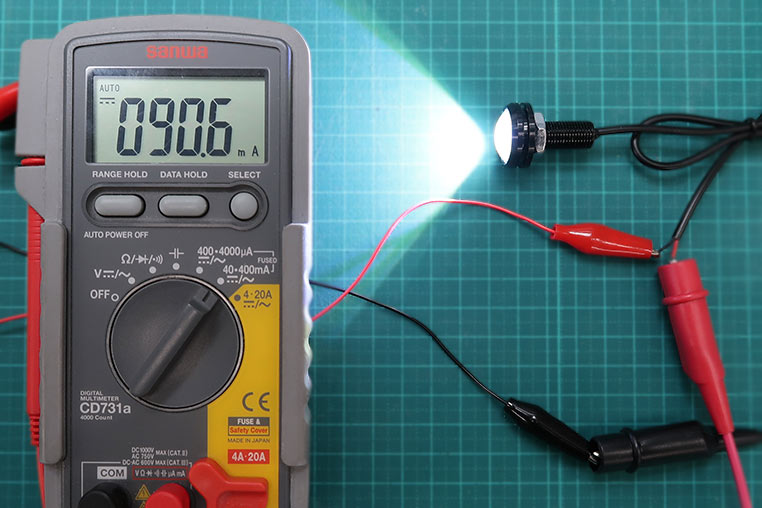13.75V時の電流値を測定すると、0.0906Aだった