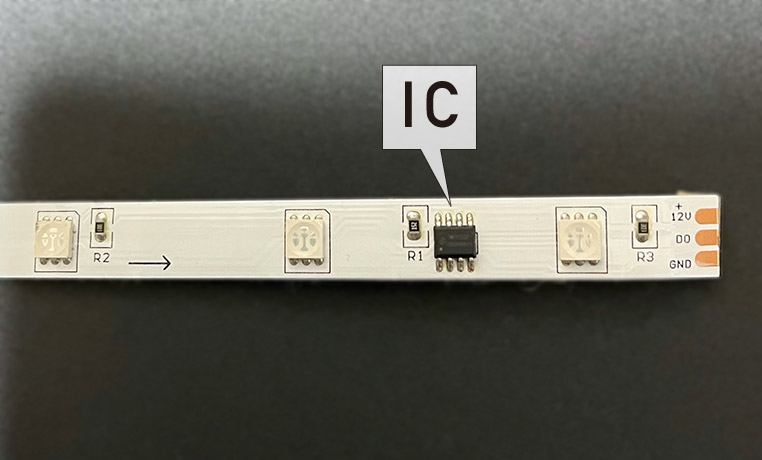 5mのRGB LEDテープライトに載っているICチップ