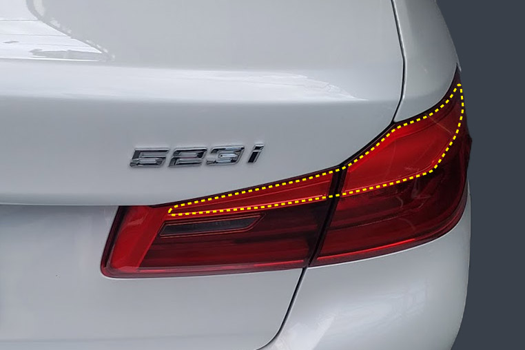 輸入車(BMW)のピンクっぽいレンズ越しのウインカー