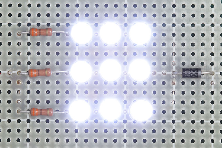 白色LEDが3個直列×3並列でつながっている