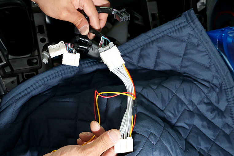 ディスプレイオーディオ車両側の電源線カプラーに、アンプのハーネスを接続