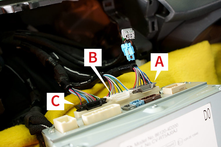 SDナビ（JBL付き）の裏側につながる3つのカプラー