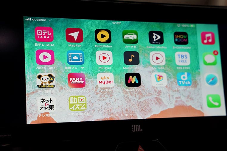 iPhoneのホーム画面が、80ハリアーJBL付きのSDナビに表示されている