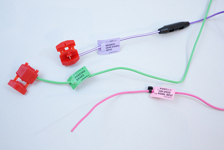 社外ナビの配線　ピンクが車速信号、みどりがパーキング線、紫/白がバック信号入力