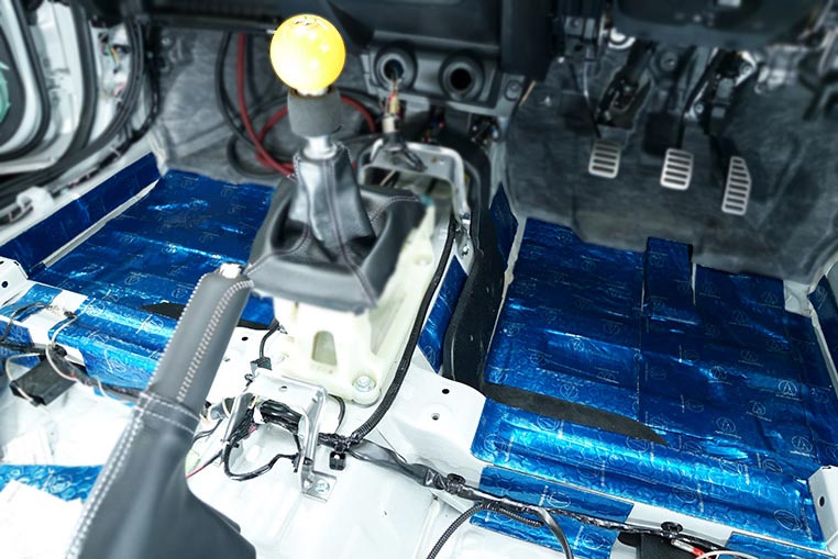 運転席&助手席まわりのフロアデッドニングを終えたところ