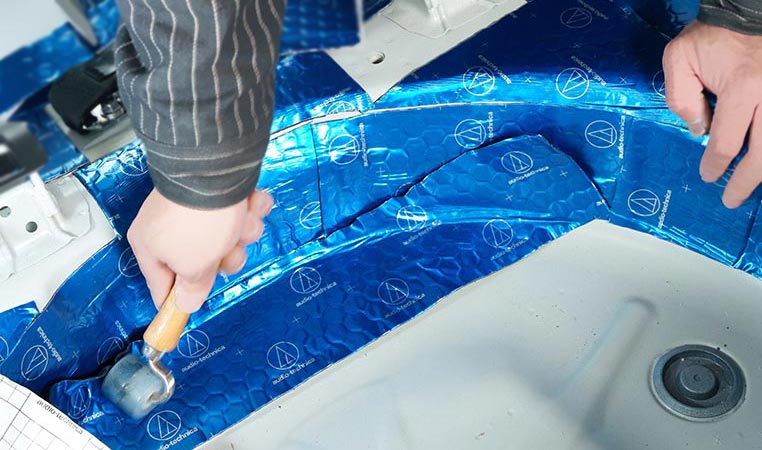 スペアタイヤスペース底面の防音対策 作業工程-02
