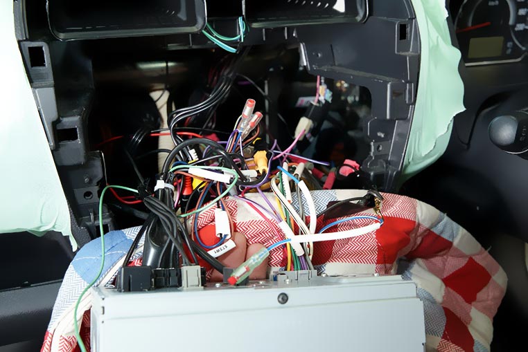 三菱車にパワーアンプ・PA2D1を取り付ける工程-05