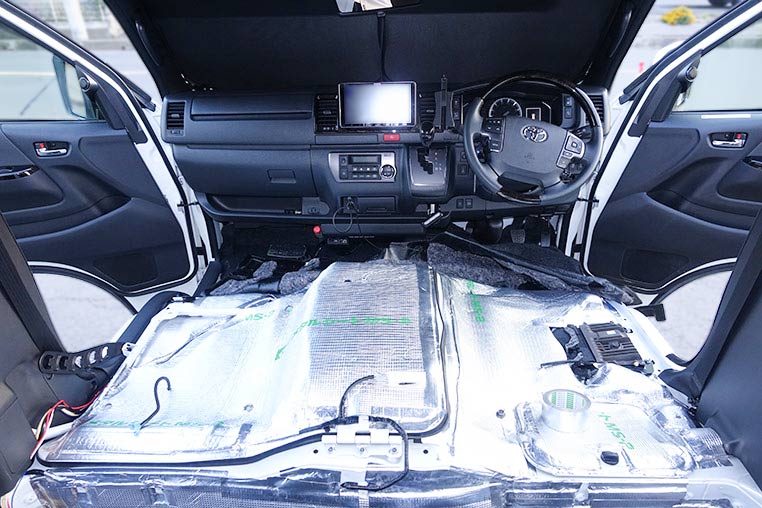 車(ハイエース)の床(フロア)に断熱材を施工したところ