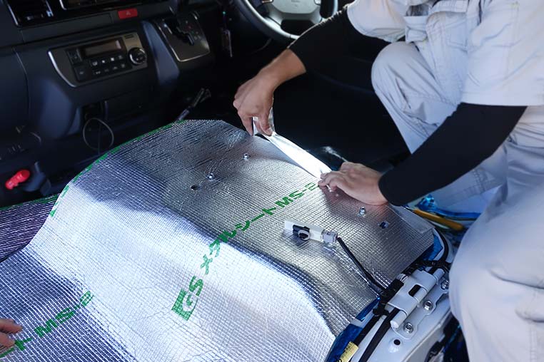 車のフロア(床)鉄板への断熱材施工 作業工程-01