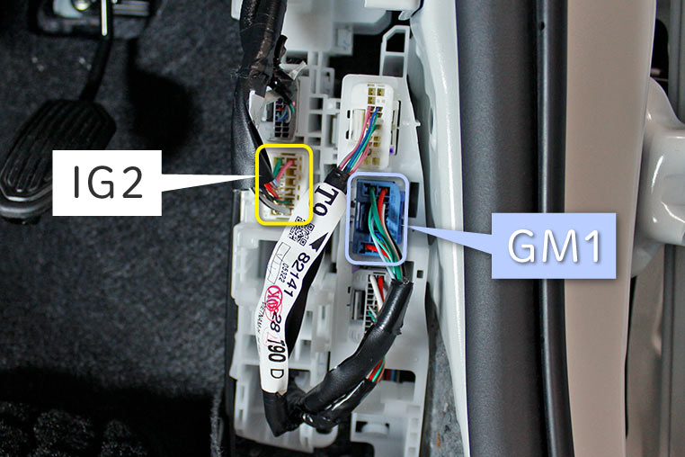 キックパネル裏の「GM1」と「IG2」コネクター