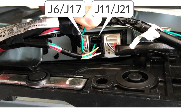 スライドドアモーターユニットにつながる「J6/J17」と「J11/J21」コネクター