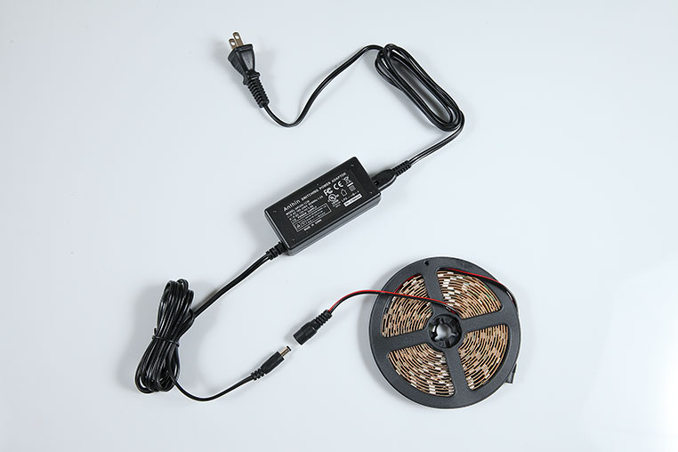 スイッチングACアダプターを使って、家庭用コンセントでLEDテープライトを光らせるときの接続図