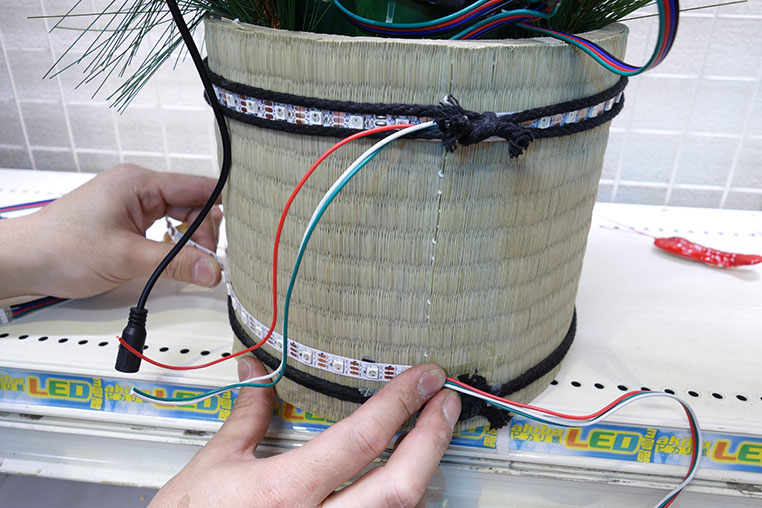 門松にむしろ(土台)に、ネオピクセルRGBテープLEDを巻き付けている