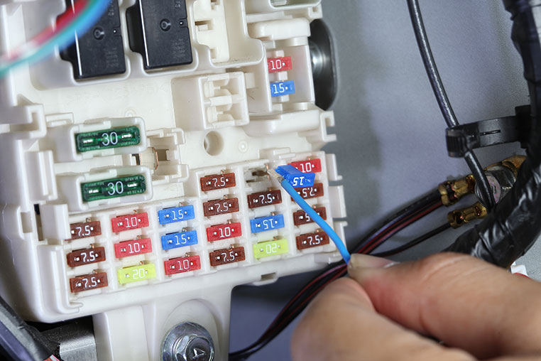 車のヒューズが切れる原因と 再発防止策