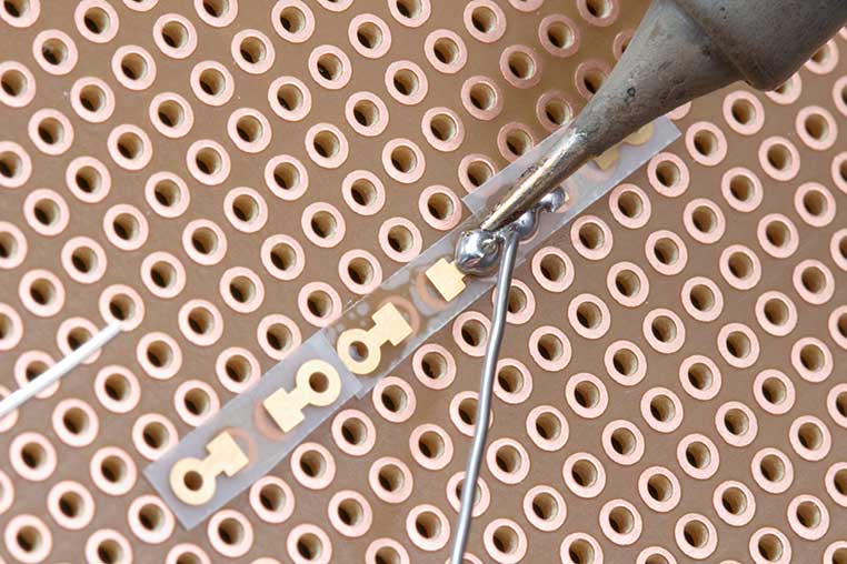 隣のLEDのランド(片側)にもハンダを盛っておく