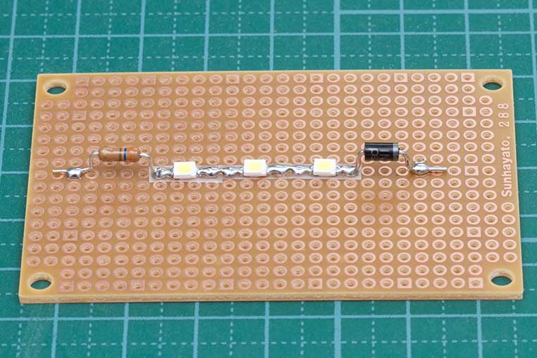 ユニバーサル基板上でも、チップLEDの3個直列回路ができた