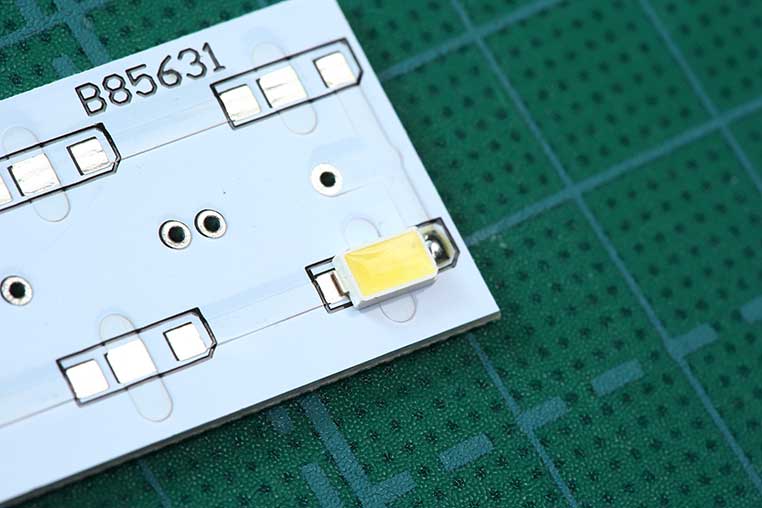 片側がハンダ付けできたチップLED