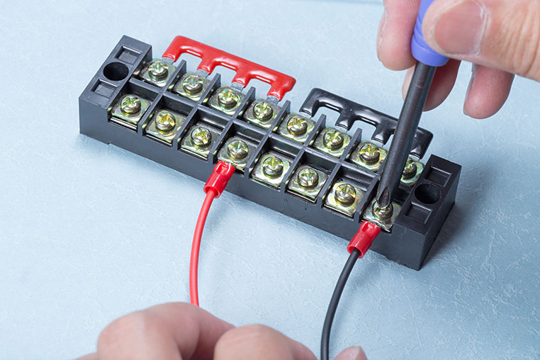 電源線とアース線を端子台に差し込む
