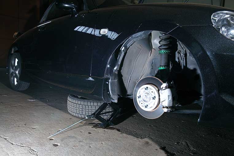 パンタグラフジャッキでタイヤ交換するときは、外したタイヤを車体側方の下に入れる