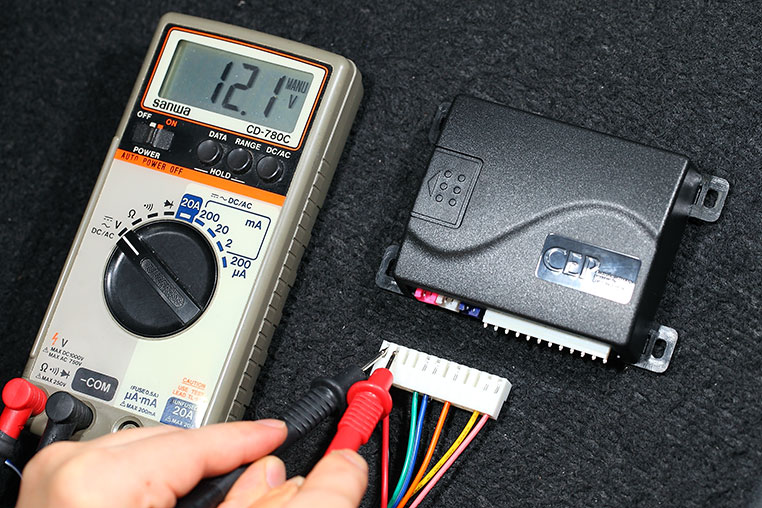サーキットテスターの針をプラスとマイナスに当てて、電圧を測定