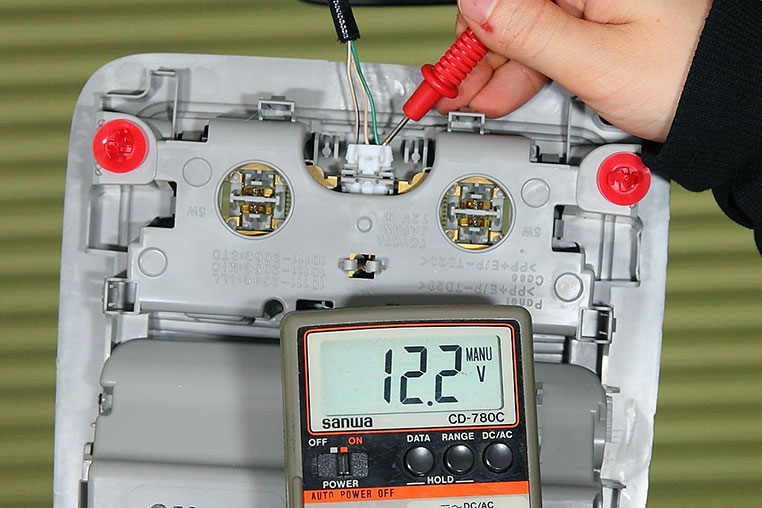 サーキットテスターで測定した、純正配線の電圧12.2ボルト