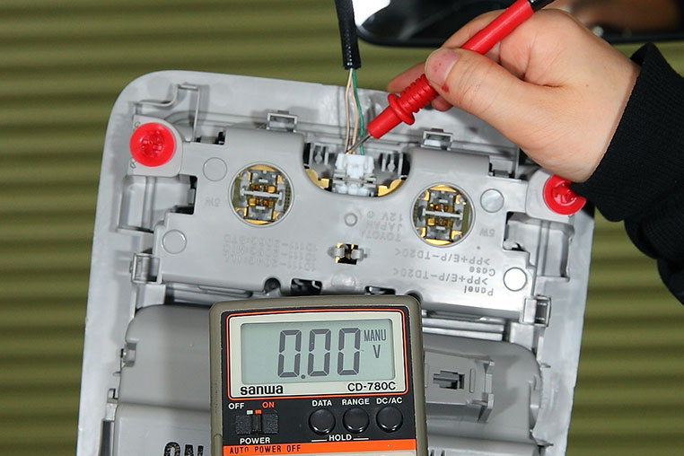 サーキットテスターで測定した、純正配線の電圧0ボルト