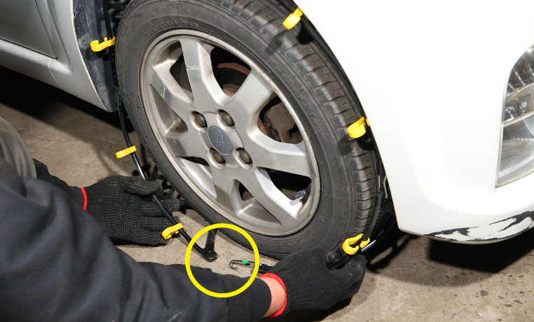 タイヤの下側に位置する連結ポイント2点を、奥から引っ張り出す
